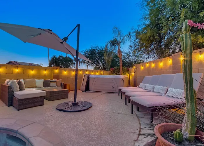 Kiva Cove Pool & Sun Loungers On The Patio