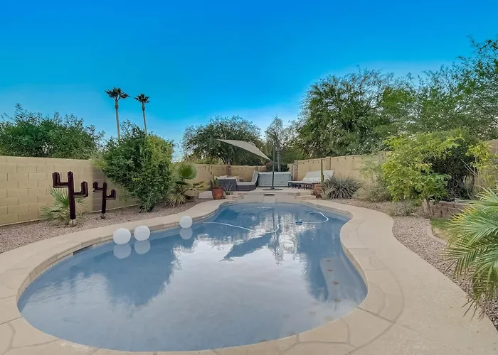 Kiva Cove Pool & Sun Loungers On The Patio Mesa