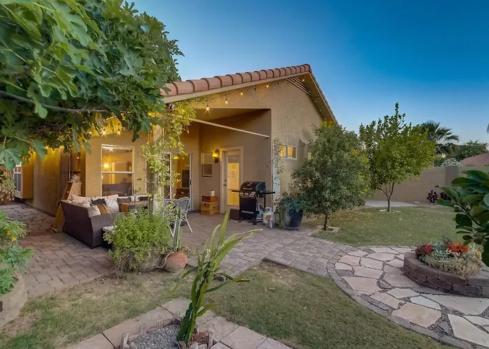 Kiva Cove Pool & Sun Loungers On The Patio Mesa
