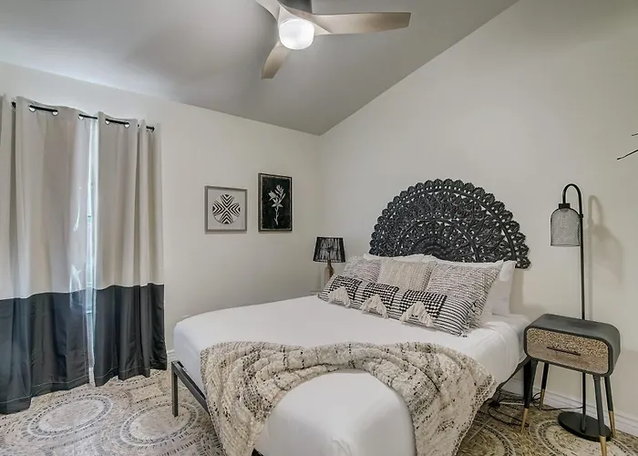 Kiva Cove Pool & Sun Loungers On The Patio * Mesa