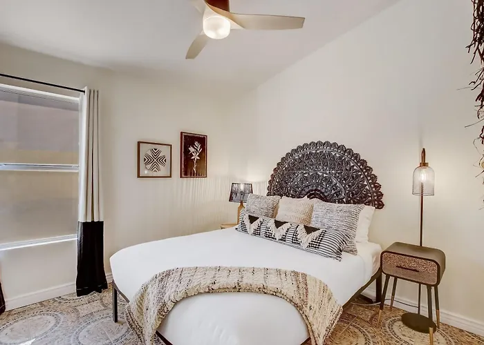 Kiva Cove Pool & Sun Loungers On The Patio Mesa