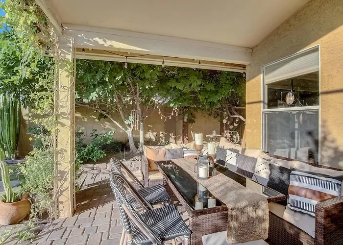 Kiva Cove Pool & Sun Loungers On The Patio Mesa